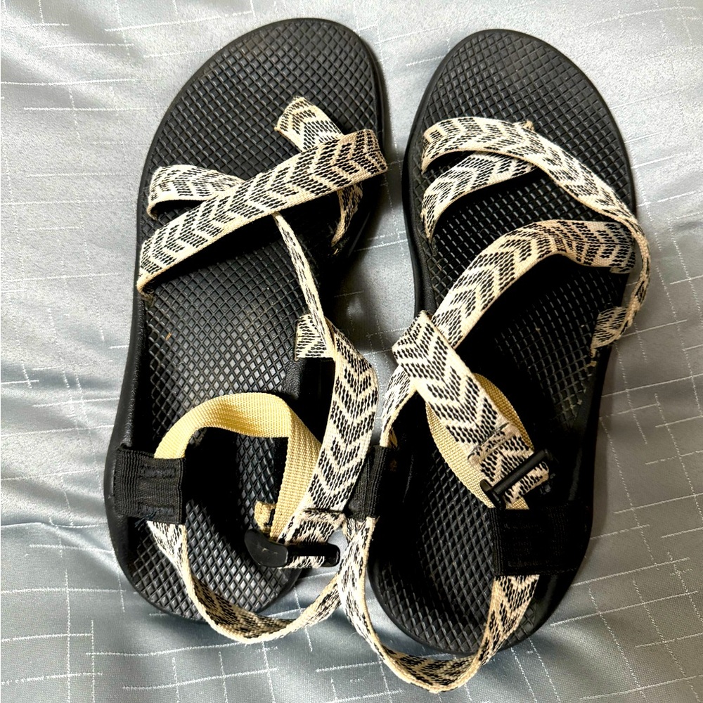 Chaco Z2 Classic Strappy Toe Loop Sandals. Black & Cream pattern. Size Womens 10